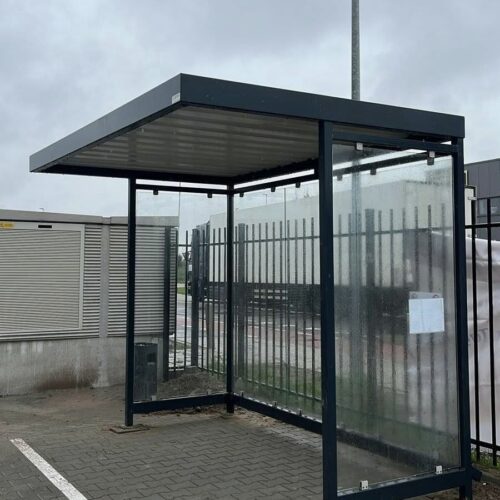 Rookabri model Palermo 74 De rookabri Palermo wordt geleverd met voetplaten voor montage op of onder het maaiveld, afhankelijk van de situatie ter plaatse. Afgebeeld lengte 3 meter.
